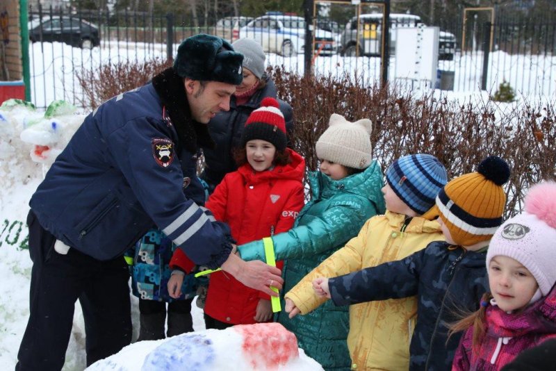 В одном из детских садов подмосковного Зарайска появилась снежная инсталляция патрульного автомобиля