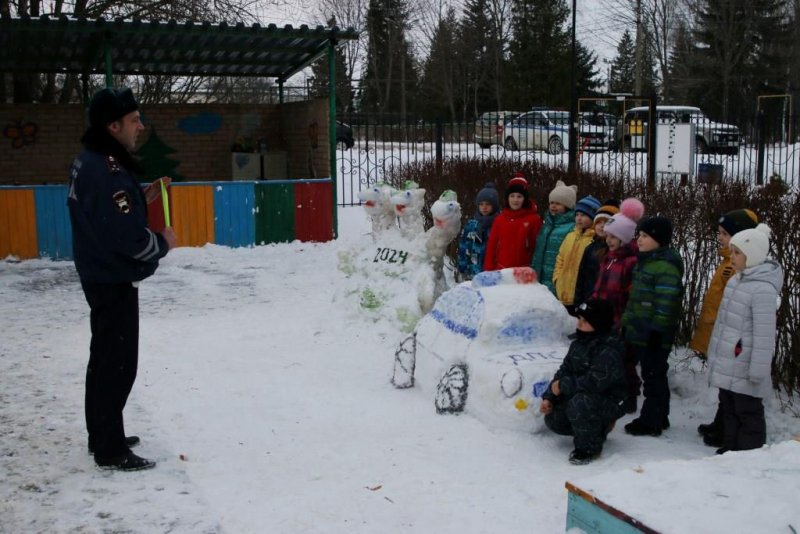 В одном из детских садов подмосковного Зарайска появилась снежная инсталляция патрульного автомобиля