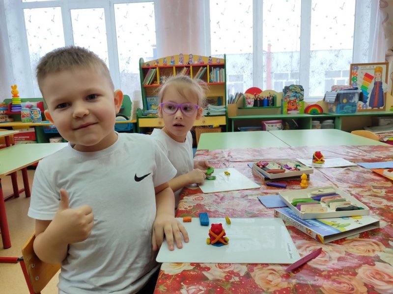 В детских садах Московской области автоинспекторы проводят занятия с применением техники пластилинографии
