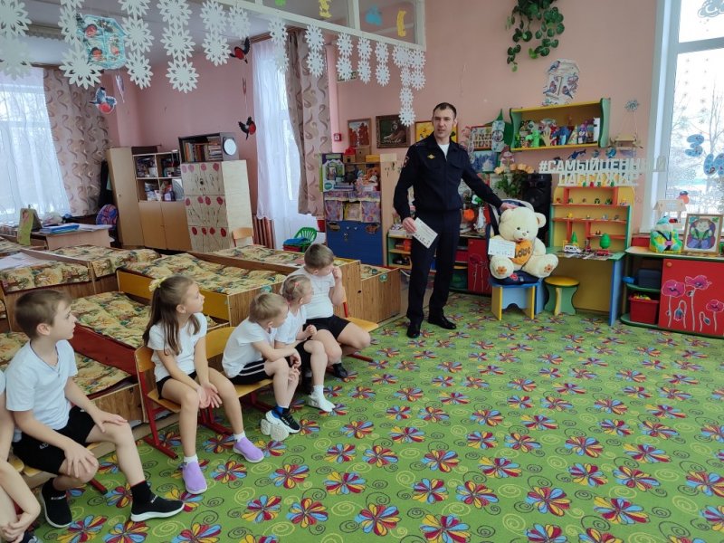 В детских садах Московской области автоинспекторы проводят занятия с применением техники пластилинографии